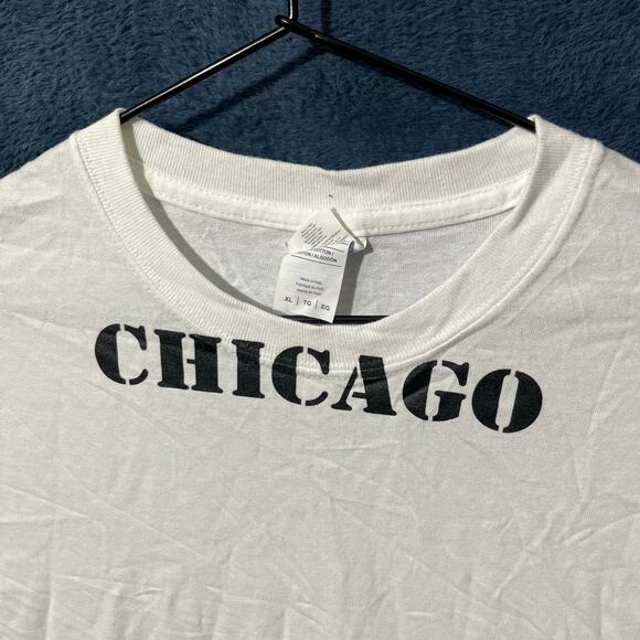 Gildan White T-Shirt Stamped With Black Lettering ´Chicago´ In Men’s Size XL - Picture 2 of 3